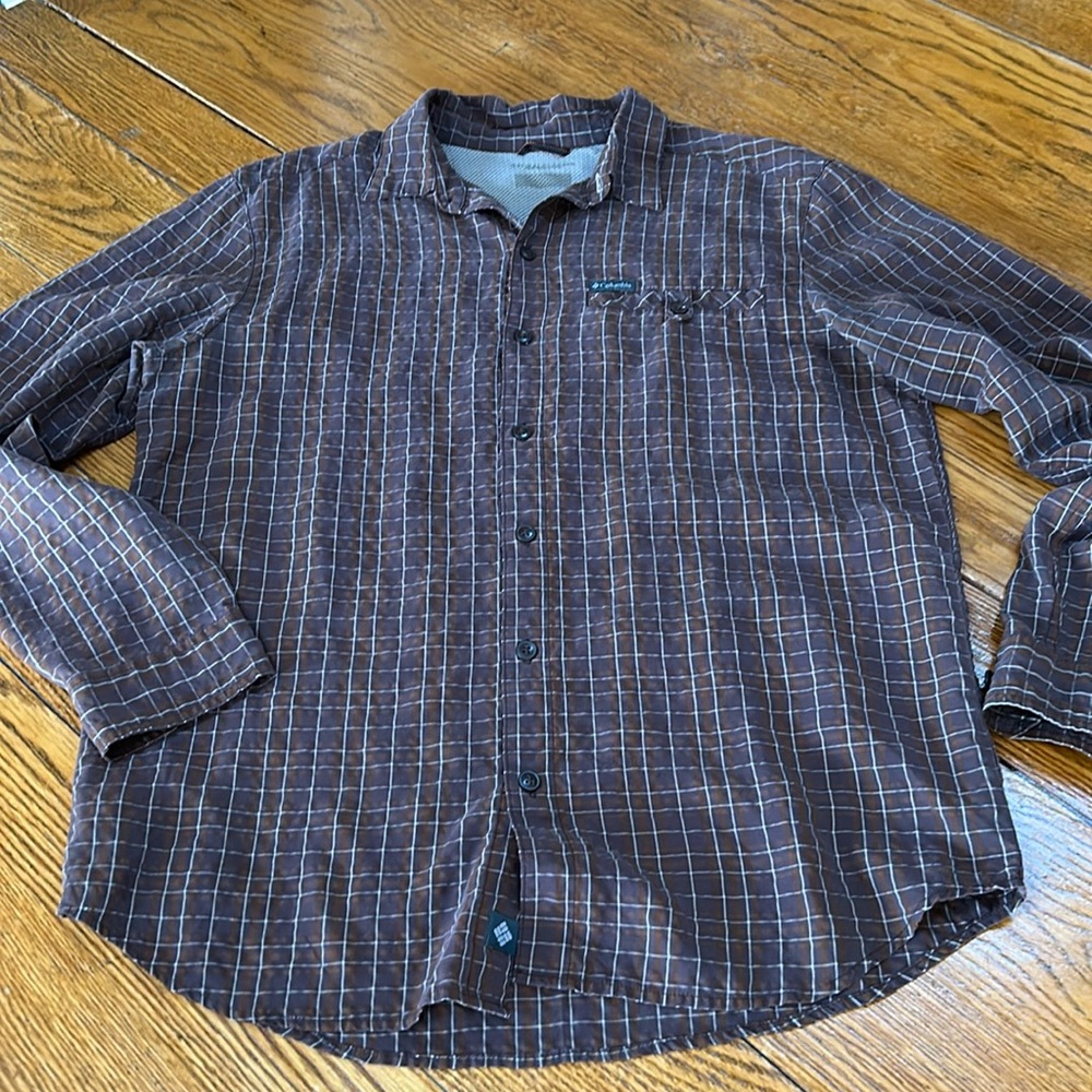 Columbia brown checked long sleeve men’s shirt.  Button front.  Size Large.